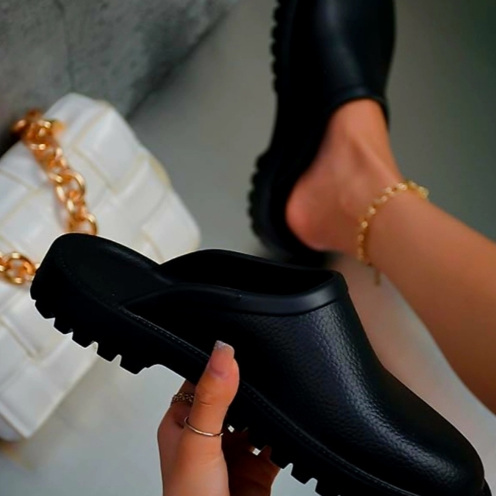 Cape Robbin Black Women's Mules - Picture 2 of 13